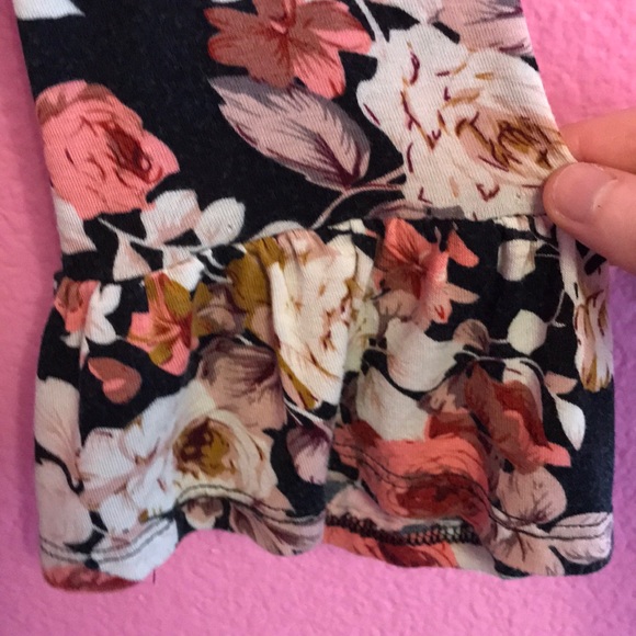 3/$20 🦋 Threads Studio Floral Ruffled Blouse - Picture 4 of 9